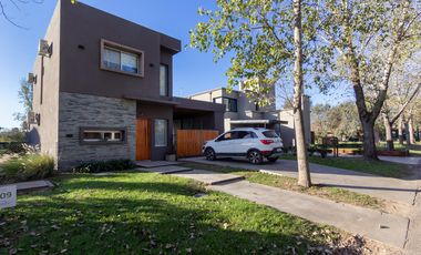 VENTA CASA 3 DORMITORIOS EN BARRIO CERRADO LOS PASOS - FISHERTON