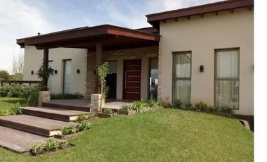Costa Esmeralda - Casa en venta en barrio Golf 1