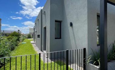 Casa en venta - 3 Dormitorios 4 Baños - Cocheras - 216,50Mts2 - El Naudir, Escobar