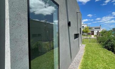 Casa en venta - 3 Dormitorios 4 Baños - Cocheras - 216,50Mts2 - El Naudir, Escobar