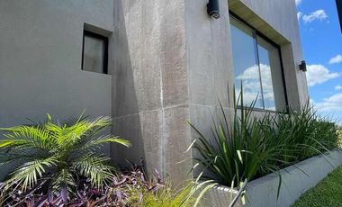 Casa en venta - 3 Dormitorios 4 Baños - Cocheras - 216,50Mts2 - El Naudir, Escobar
