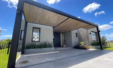 Casa en venta - 3 Dormitorios 4 Baños - Cocheras - 216,50Mts2 - El Naudir, Escobar