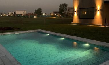 Casa en venta - 3 Dormitorios 4 Baños - Cocheras - 216,50Mts2 - El Naudir, Escobar