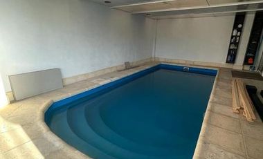 Excelente chalet con piscina cubierta y gran quincho