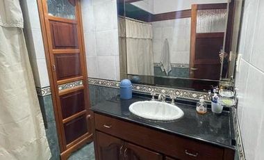 Excelente chalet con piscina cubierta y gran quincho