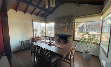 Excelente chalet con piscina cubierta y gran quincho