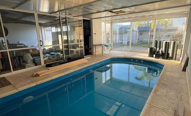 Excelente chalet con piscina cubierta y gran quincho