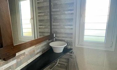 Excelente chalet con piscina cubierta y gran quincho