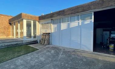 Excelente chalet con piscina cubierta y gran quincho