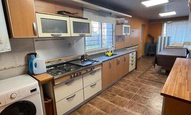 Excelente chalet con piscina cubierta y gran quincho