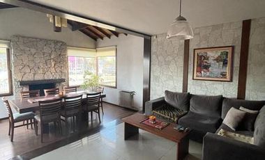 Excelente chalet con piscina cubierta y gran quincho