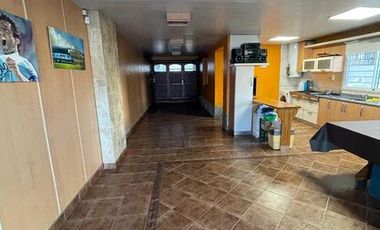 Excelente chalet con piscina cubierta y gran quincho