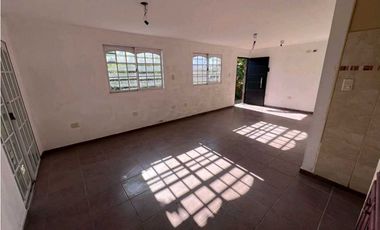 Calle 213 e 40 y 41 - Casa en Venta
