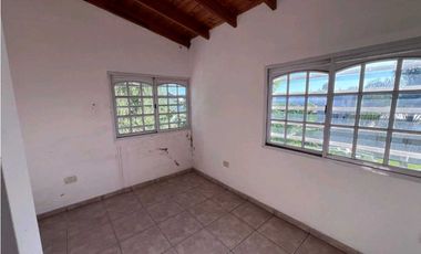 Calle 213 e 40 y 41 - Casa en Venta