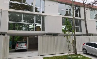 Triplex de dos dormitorios con cochera en City Bell