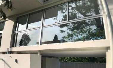 Triplex de dos dormitorios con cochera en City Bell
