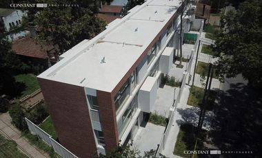 Triplex de dos dormitorios con cochera en City Bell