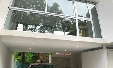Triplex de dos dormitorios con cochera en City Bell