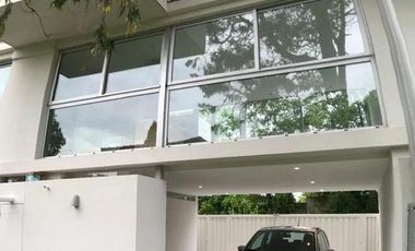 Triplex de dos dormitorios con cochera en City Bell