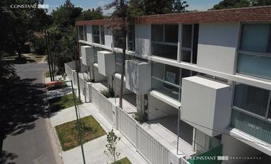 Triplex de dos dormitorios con cochera en City Bell