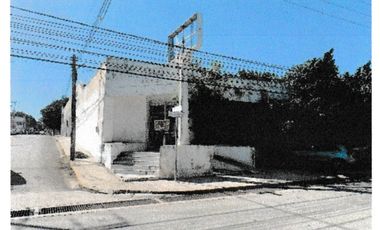 Terreno con construcción en venta  en Campeche Av resurgimiento en esquina