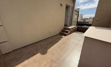 Moderna Casa de 4 dormitorios en Cofico con patio y piscina