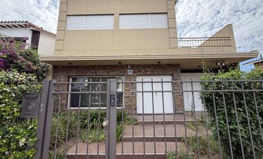 Moderna Casa de 4 dormitorios en Cofico con patio y piscina