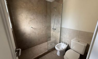 Moderna Casa de 4 dormitorios en Cofico con patio y piscina