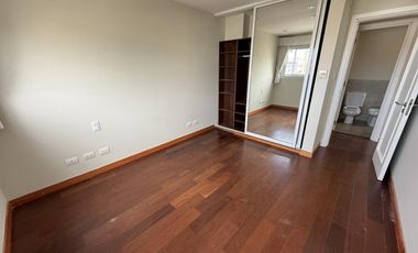 Moderna Casa de 4 dormitorios en Cofico con patio y piscina