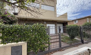 Moderna Casa de 4 dormitorios en Cofico con patio y piscina