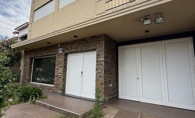 Moderna Casa de 4 dormitorios en Cofico con patio y piscina