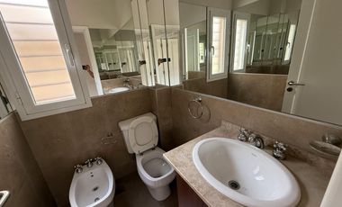 Moderna Casa de 4 dormitorios en Cofico con patio y piscina