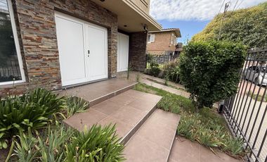 Moderna Casa de 4 dormitorios en Cofico con patio y piscina