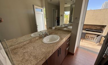 Moderna Casa de 4 dormitorios en Cofico con patio y piscina