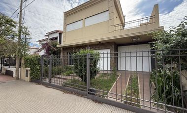 Moderna Casa de 4 dormitorios en Cofico con patio y piscina