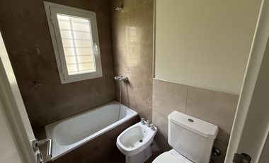Moderna Casa de 4 dormitorios en Cofico con patio y piscina