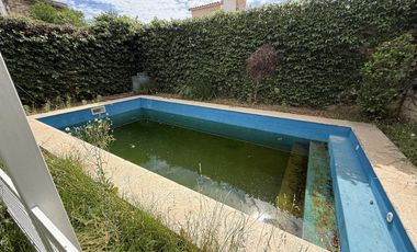 Moderna Casa de 4 dormitorios en Cofico con patio y piscina