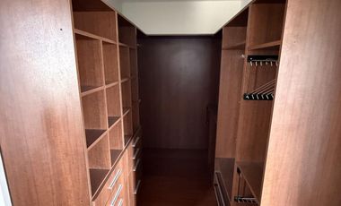 Moderna Casa de 4 dormitorios en Cofico con patio y piscina