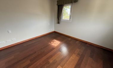 Moderna Casa de 4 dormitorios en Cofico con patio y piscina