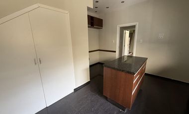 Moderna Casa de 4 dormitorios en Cofico con patio y piscina