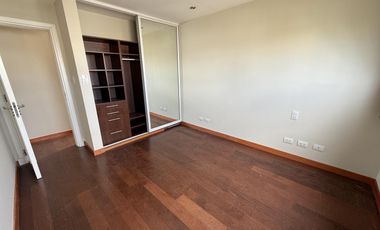 Moderna Casa de 4 dormitorios en Cofico con patio y piscina