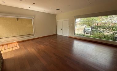 Moderna Casa de 4 dormitorios en Cofico con patio y piscina