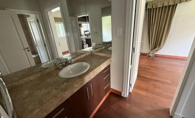 Moderna Casa de 4 dormitorios en Cofico con patio y piscina