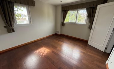 Moderna Casa de 4 dormitorios en Cofico con patio y piscina