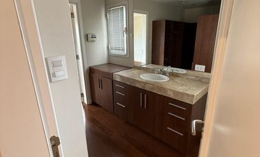 Moderna Casa de 4 dormitorios en Cofico con patio y piscina