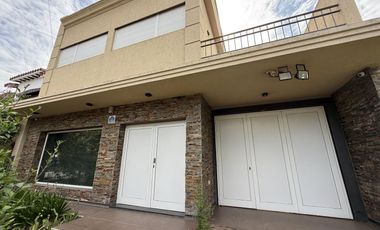 Moderna Casa de 4 dormitorios en Cofico con patio y piscina