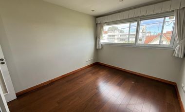 Moderna Casa de 4 dormitorios en Cofico con patio y piscina