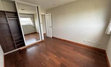 Moderna Casa de 4 dormitorios en Cofico con patio y piscina