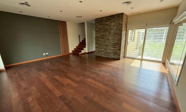 Moderna Casa de 4 dormitorios en Cofico con patio y piscina