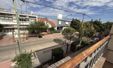 Moderna Casa de 4 dormitorios en Cofico con patio y piscina